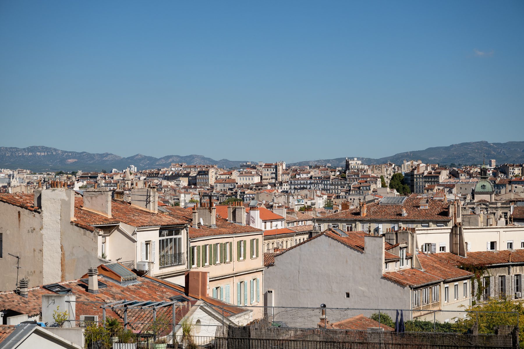 Toits de Marseille et collines au loin